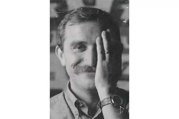 Claude Pelardy se cache un œil avec sa main