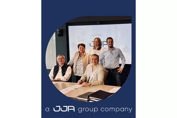 Les présidents de JJA Group et STOF signent le contrat pour le rachat de STOF