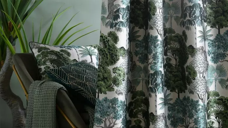 Décoration de maison Forestia par STOF avec un coussin, un rideau et un plaid